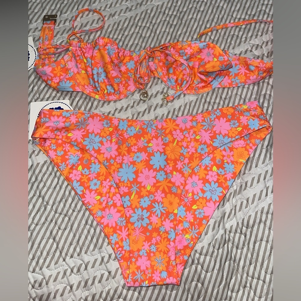 Kulani Kinis bikini
